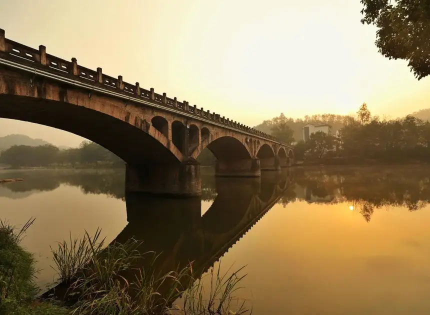 10 bord-bænkesæt ved Arresø med udsigt