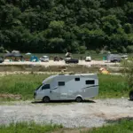 Hvor finder jeg rolige teltpladser ved Skjern Å?