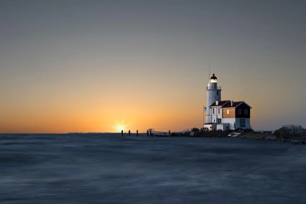 Hvor kan man parkere gratis ved Røsnæs Fyr-ruterne?